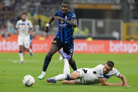 Serie A 2024-24, Inter Milan vs Atalanta: Atalanta's Rafael Toloi, bottom, challenges Inter Milan's Marcus Thuram